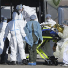 Sanitarios franceses metiendo a un enfermo con coronavirus en un helicóptero para ser trasladado a un centro en Alemania.