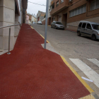 Terra “antilliscant” per evitar caigudes en un carrer de Bellpuig