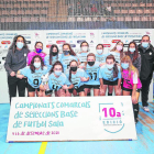 La selecció cadet femenina de Lleida, amb el trofeu de subcampiones de Catalunya.