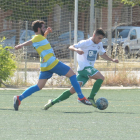 Un jugador del Balàfia avança amb la pilota davant de la pressió d’un rival.