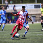 Un jugador del Balaguer controla la pilota en una acció del partit.