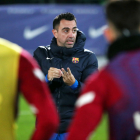 Xavi Hernández conversa amb els seus jugadors durant l’entrenament a la Ciutat Esportiva.