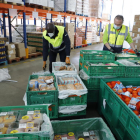 Preparació de provisions al magatzem del Banc dels Aliments de Lleida, al polígon Neoparc.