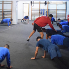 Los jugadores del Lleida hicieron ayer trabajo de recuperación en el gimnasio del Camp d’Esports.