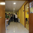 Pueyo, rebent felicitacions a la seua seu al finalitzar l’escrutini, amb un cartell d’Oriol Junqueras en primer terme.