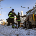 Efectivos de la UNE efectuaron ayer labores de limpieza de las calles de Madrid llenas de nieve.
