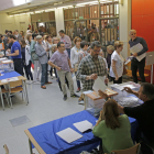 Ciudadanos haciendo cola para votar en un colegio electoral del barrio de Cappont.