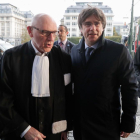 Carles Puigdemont al costat del seu advocat arribant al jutjat.