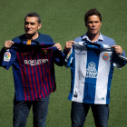Valverde y Rubi posaron ayer con las camisetas de sus equipos, antes del derbi de hoy.