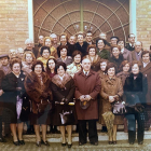 Bernaus, amb la gorra a la mà, al centre de la imatge amb el grup de cantants i músics de ‘Les Completes’ a la dècada dels anys setanta.