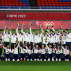 Los jugadores españoles, en el segundo cajón del podio con las medallas de plata en el cuello.