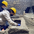 Los arqueólogos trabajando en la habitación de los esclavos descubierta recientemente.