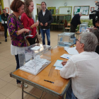 Marta Madrenas, en el moment de votar als comicis d’ahir.