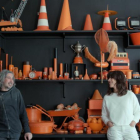 El artista David Ymbernon muestra su mundo naranja a Flora Saura.