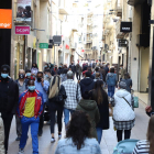 Ciudadanos paseando por el Eix Comercial de Lleida. 