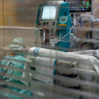 Màquina amb el filtre Seraph 100 després de ser utilitzat per filtrar la sang d'un pacient amb covid-19 ingressat a l'UCI de Vall d'Hebron.