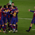 Los jugadores del Barça, con Messi en el centro, celebran uno de los goles que le dieron la victoria ayer ante el Betis.