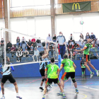 Un jugador del Balàfia remata ahir una pilota durant el partit.