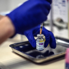 España recibió el sábado las primeras dosis de la vacuna de AstraZeneca y Oxford. 