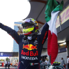 Sergio Pérez, con la bandera de México, celebra su primera victoria con Red Bull.