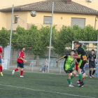 Un jugador del Cervera aleja un balón de su área.