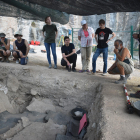 Arqueólogos y estudiantes durante la campaña de excavaciones en la Cova Gran de Santa Linya.