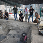 Arqueòlegs i estudiants durant la campanya d’excavacions a la Cova Gran de Santa Linya.