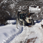 Una màquina retirant la neu del camí que dona accés al poble de Mencui, al Pallars Sobirà
