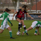 Alexandra Taberner celebra con un gesto el gol que significaba el 0-1 junto con varias compañeras.