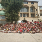 Foto de família dels nens i nenes que participen en els casals d’estiu que organitza Quàlia a la província de Lleida.