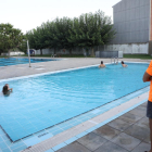 Imagen del socorrista que salvó la vida del niño ayer en las piscinas municipales de El Palau d’Anglesola. 