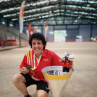 Pilar Pelegrí, amb el trofeu de la Copa Ibèrica.