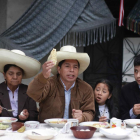 El candidato izquierdista Pedro Castillo con su familia.