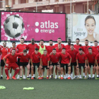 Los técnicos y jugadores del EFAC Almacelles que comenzaron ayer a entrenar en el campo del Atlètic Segre.