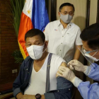 El presidente de Filipinas, Rodrigo Duterte, se vacuna con Sinopharm.