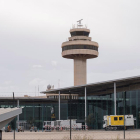  La torre de control y una pista del aeropuerto de Palma.