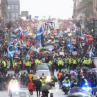 Miles de personas desafiaron en Glasgow a la lluvia y el viento para pedir más acción y menos palabras.