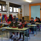 Una clase del colegio Albert Vives de La Seu ayer, con las ventanas abiertas y los niños abrigados. 