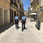 Imatge d’arxiu de dos agents de la Policia Local de les Borges Blanques durant una patrulla.