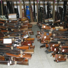 Vista de armas destruidas por la Guardia Civil para convertirlas en chatarra. 