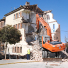El inicio de las demoliciones en los bloques Sant Isidori de Mollerussa, el pasado mes de marzo.