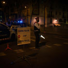 Agentes de los mossos durante un control montado para asegurar el toque de queda en Barcelona.