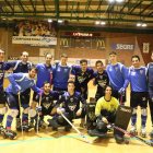 Jugadors i cos tècnic del Finques Prats Lleida, ahir abans de tornar a entrenar-se a l’Onze de Setembre.