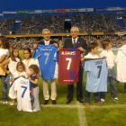 Gausí, en el homenaje de 2005, junto a sus nietos, Pons y las camisetas de los 5 clubes en los que jugó.