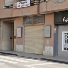 L’únic cine de Fraga, tancat des de fa més d’una dècada.