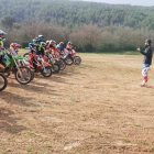 Dani Hernández s’adreça a un grup de nens dels seus cursos d’aprenentatge en la disciplina de motocròs.