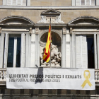 La pancarta dels 'presos polítics', de nou penjada al Palau de la Generalitat.