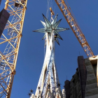 La Sagrada Família corona la torre de Maria amb una gran estrella lluminosa