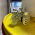 Dosis de la vacuna de Pfizer en un centro de vacunación