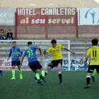 Un jugador del Lleida B pelea por un balón con otro de la Rapitenca, ayer durante el partido.